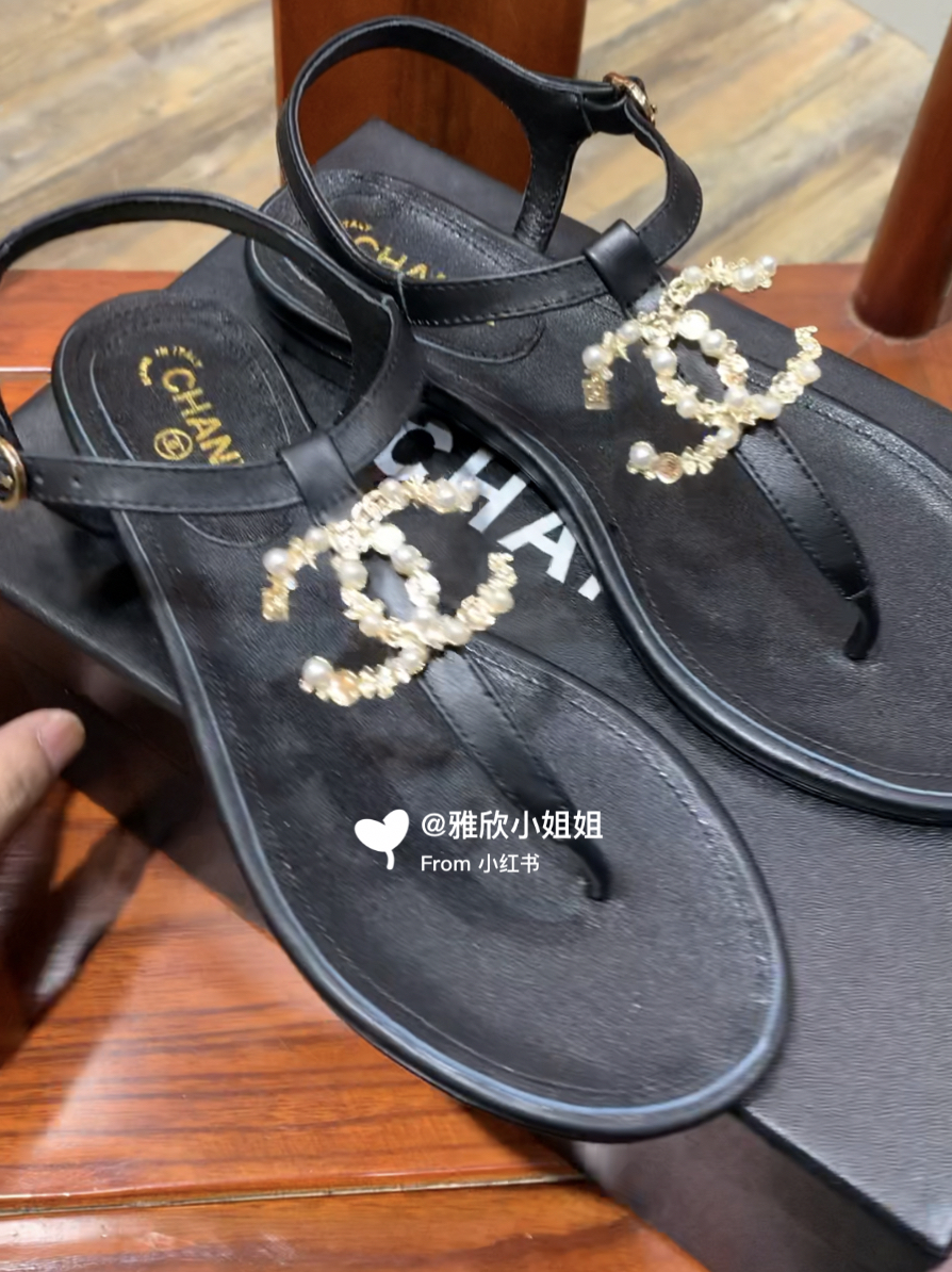 香奈儿的最新款凉鞋，时尚与优雅的完美融合亮相时尚舞台